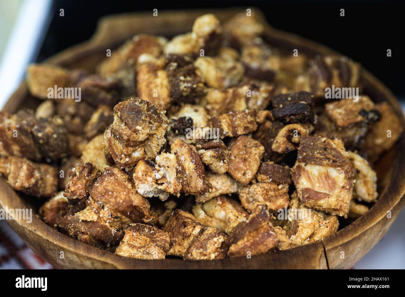 Profondità di campo poco profonda (fuoco selettivo) immagine con le tradizionali vacanze invernali rumene alimenti di carne (jumari) per la vendita in un mercato all'aperto a Buchares Foto Stock