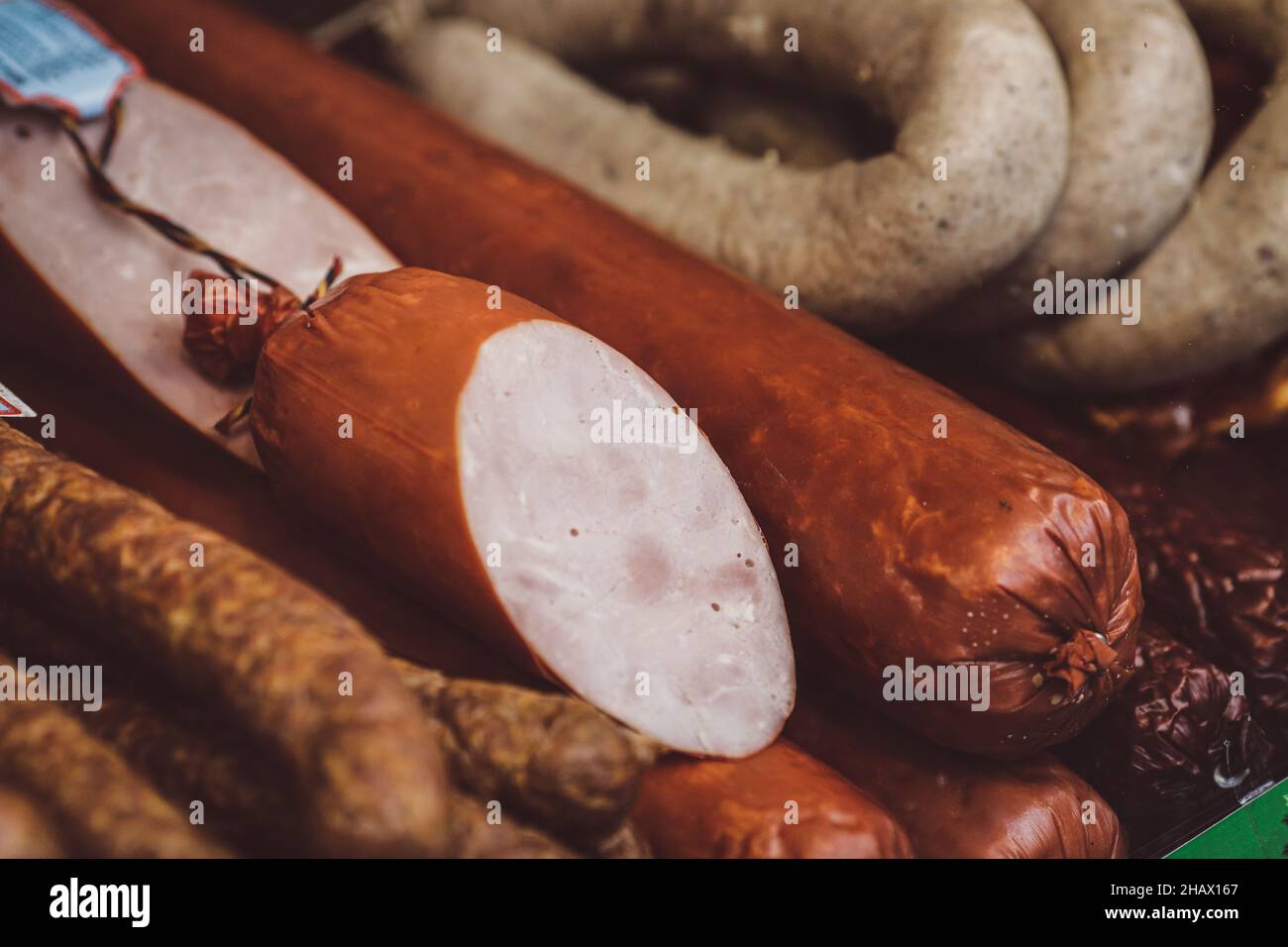 Profondità di campo poco profonda (fuoco selettivo) immagine con le tradizionali vacanze invernali rumene alimenti di carne in vendita in un mercato all'aperto a Bucarest, romana Foto Stock