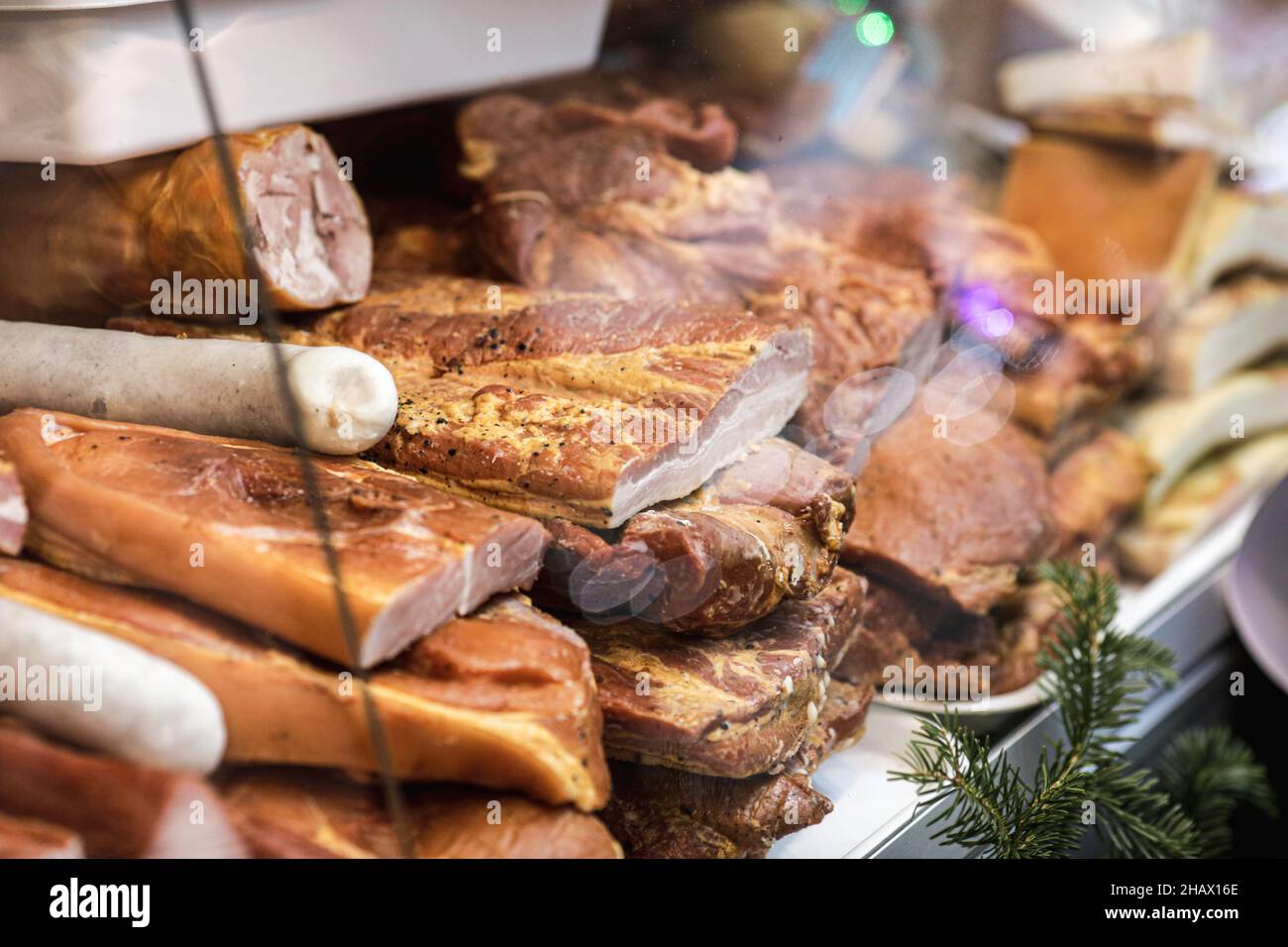 Profondità di campo poco profonda (fuoco selettivo) immagine con le tradizionali vacanze invernali rumene alimenti di carne in vendita in un mercato all'aperto a Bucarest, romana Foto Stock