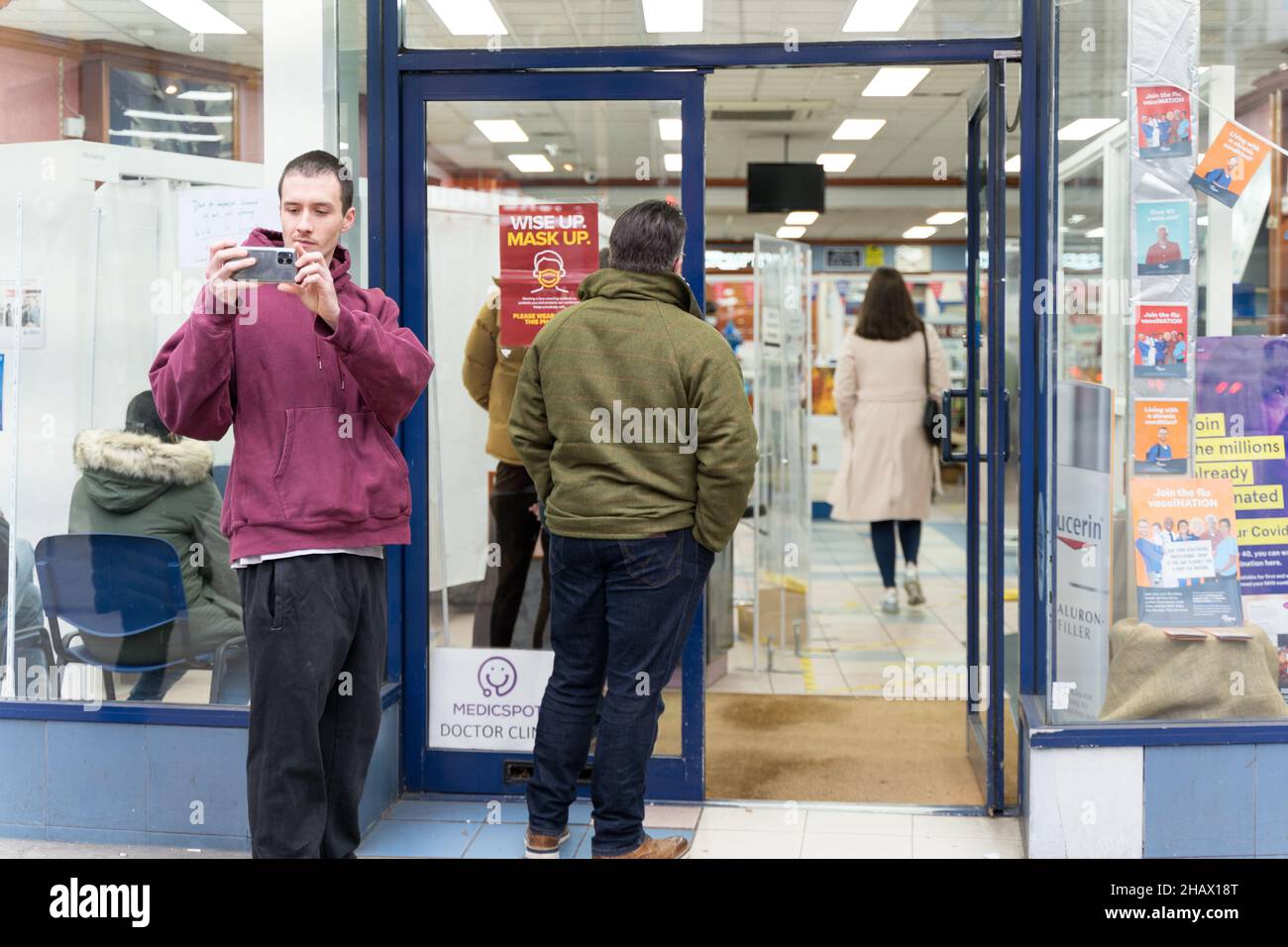 Le persone che si accingono all'ingresso del centro di vaccinazione Covid-19, forniscono anche test di idoneità al volo per i viaggiatori Lewisham London UK Foto Stock