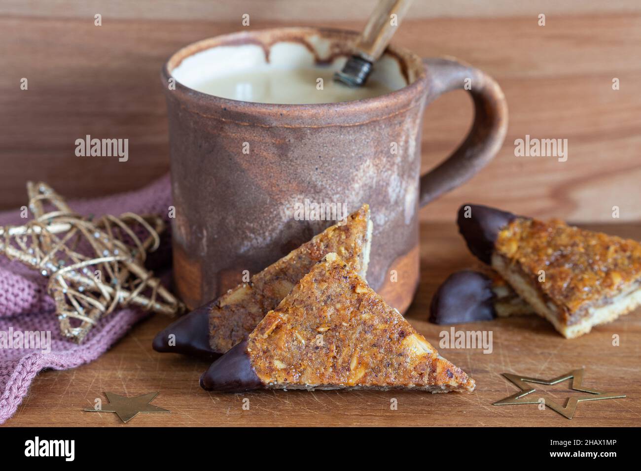 Mini bar tedeschi a nocciola su legno di panetteria di Natale Foto Stock