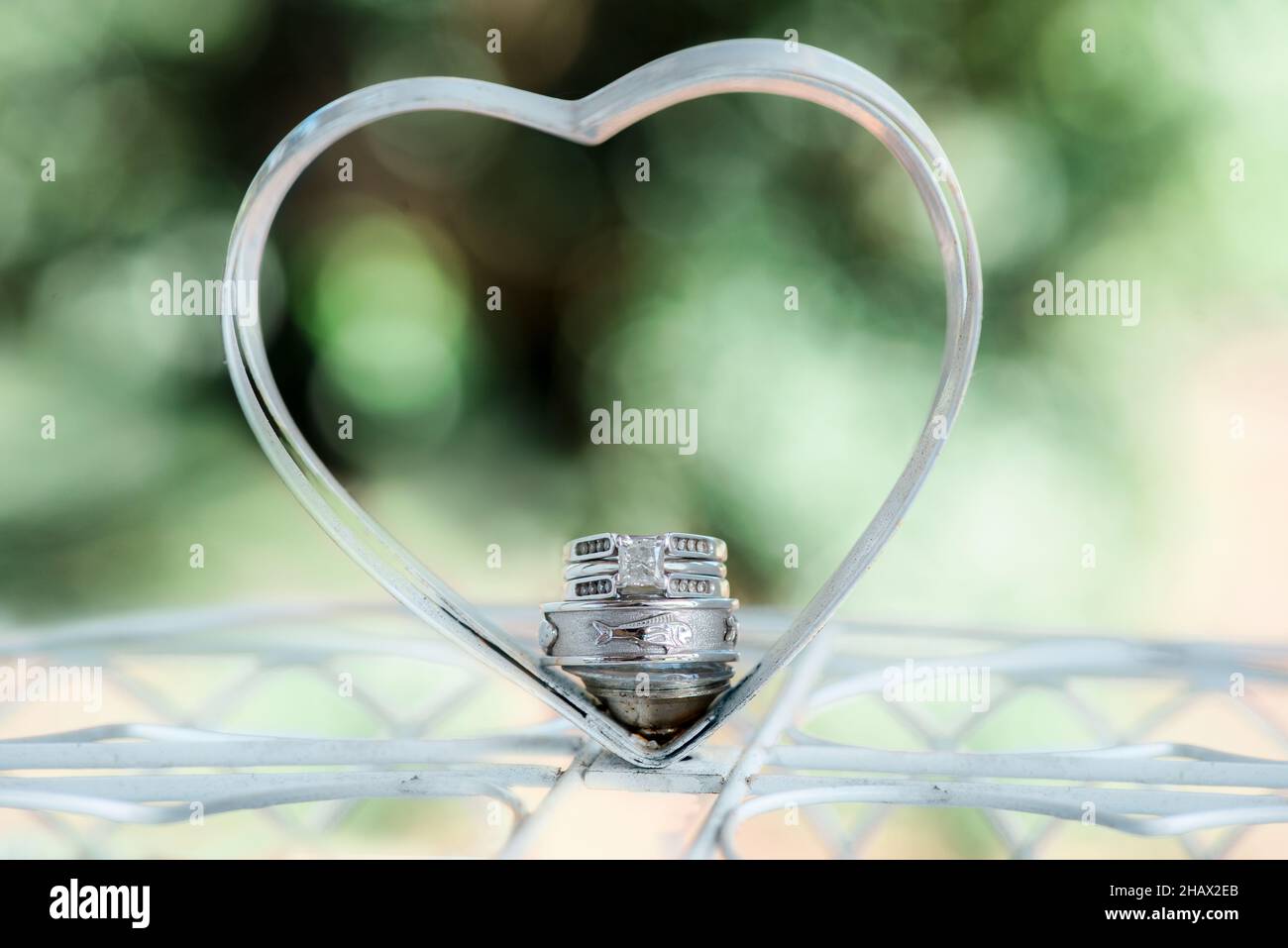 Oro bianco sposa e sposo anelli di nozze all'interno del cuore d'argento Foto Stock