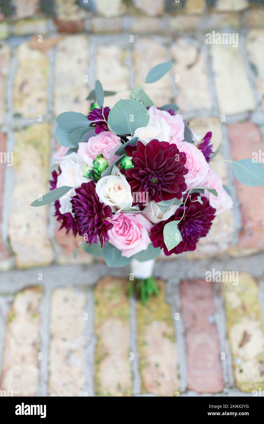 Bouquet rosso rosa e bianco floreale su scale in mattoni Foto Stock