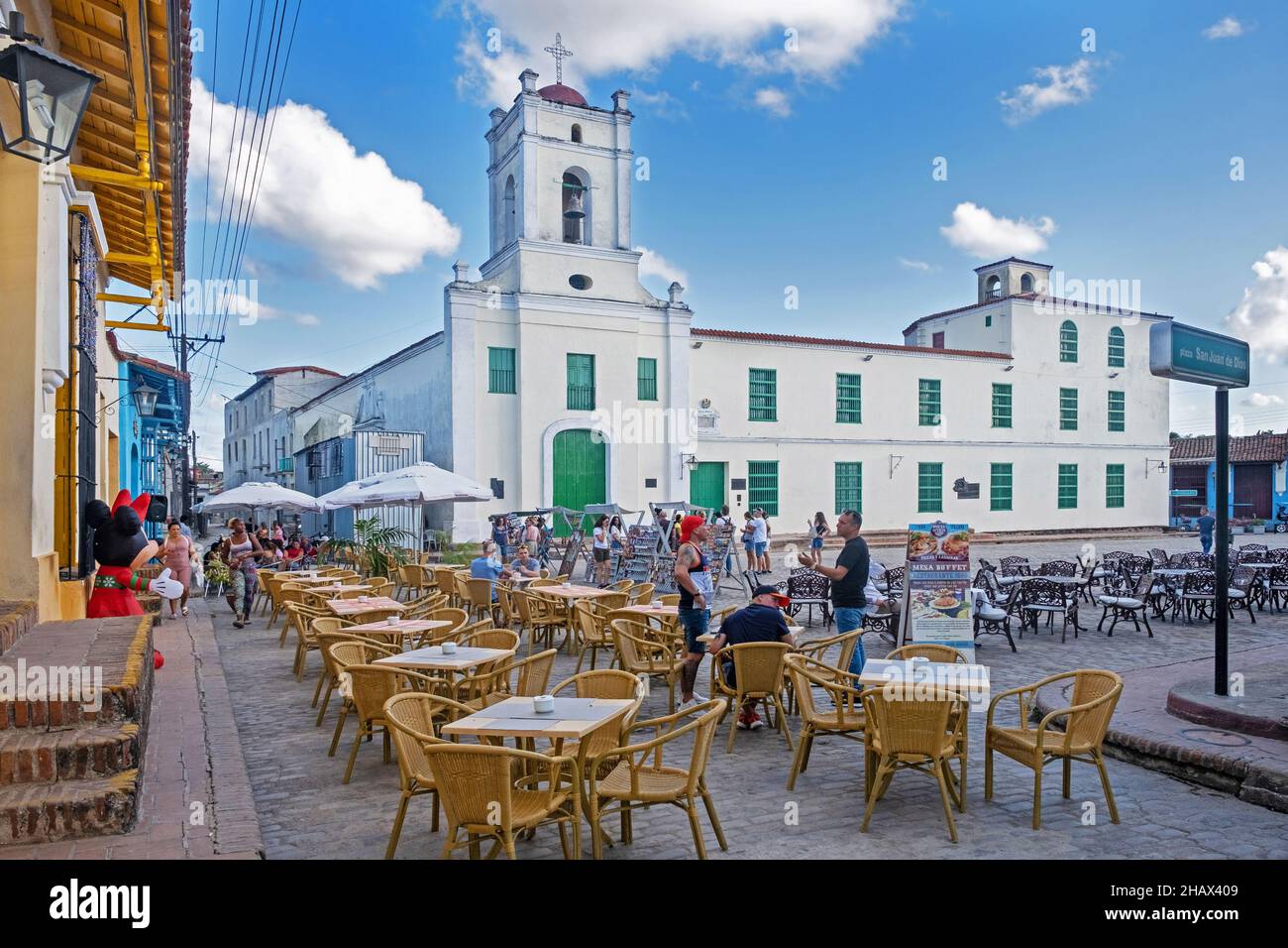 Plaza San Juan de Dios e l'Iglesia San Juan de Dios, chiesa e convento ospedale 18th secolo nel centro storico della città di Camagüey, Cuba Foto Stock