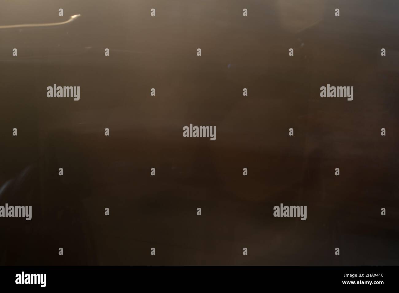 Un bizzarro sentiero bianco chiaro su sfondo fotografico marrone scuro Foto Stock