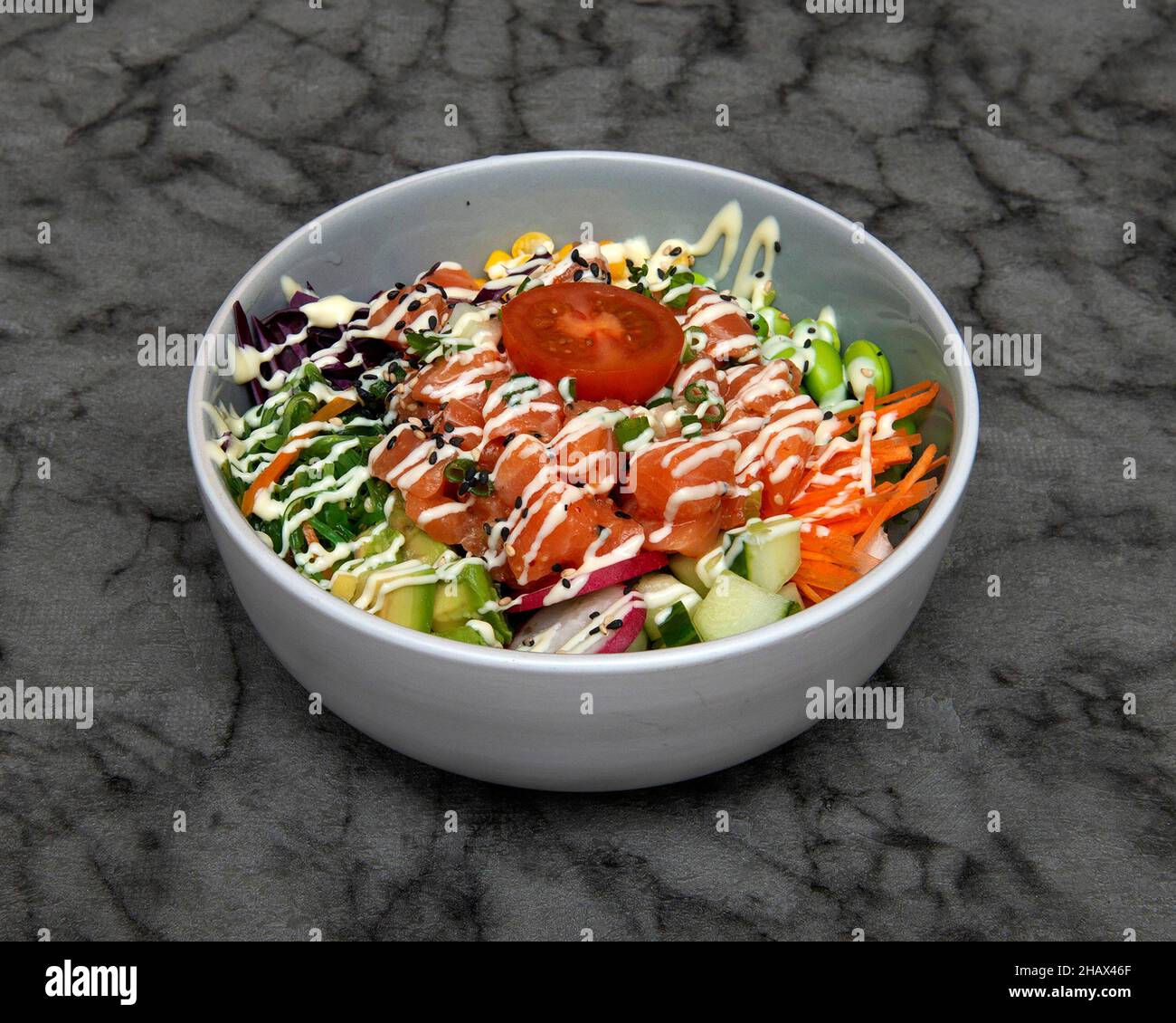 Ciotola di poke di salmone cibo giapponese Foto Stock