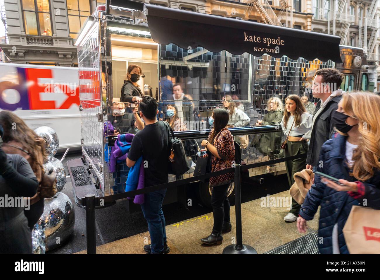 Cioccolata calda gratuita da Kate Spade in occasione di un'attivazione del marchio nel quartiere Soho di New York sabato 11 dicembre 2021. Nonostante i problemi della catena di fornitura e le nuove varianti di Covid, gli analisti prevedono che i consumatori spenderanno il 6,7% in più rispetto al 2020. (© Richard B. Levine) Foto Stock