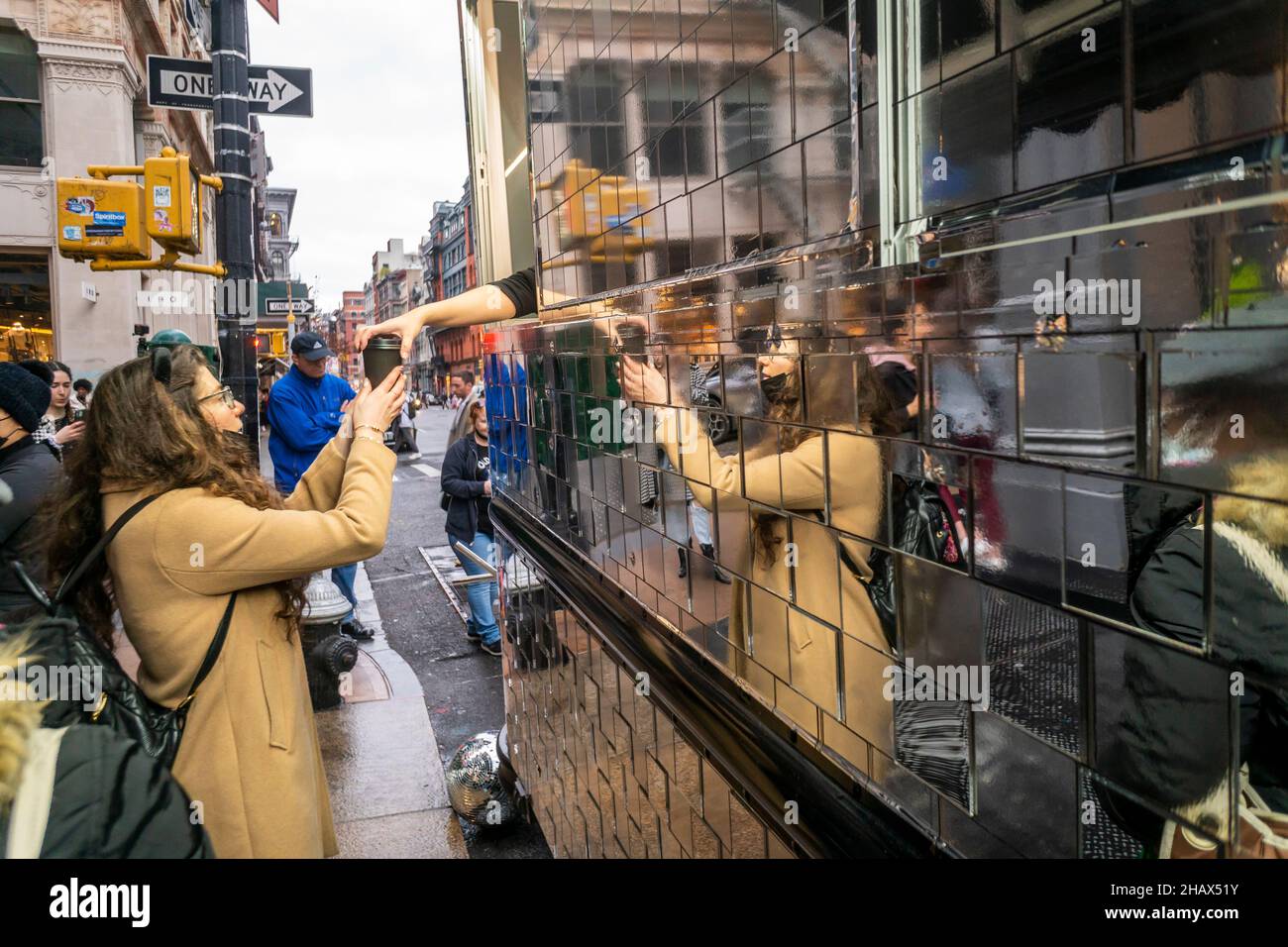 Cioccolata calda gratuita da Kate Spade in occasione di un'attivazione del marchio nel quartiere Soho di New York sabato 11 dicembre 2021. Nonostante i problemi della catena di fornitura e le nuove varianti di Covid, gli analisti prevedono che i consumatori spenderanno il 6,7% in più rispetto al 2020. (© Richard B. Levine) Foto Stock