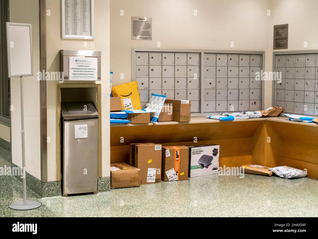 La generosità dello shopping online è sparso attraverso l'area della mailbox in un edificio di appartamenti a New York il Martedì 8 dicembre 2021. (© Richard B. Levine) Foto Stock