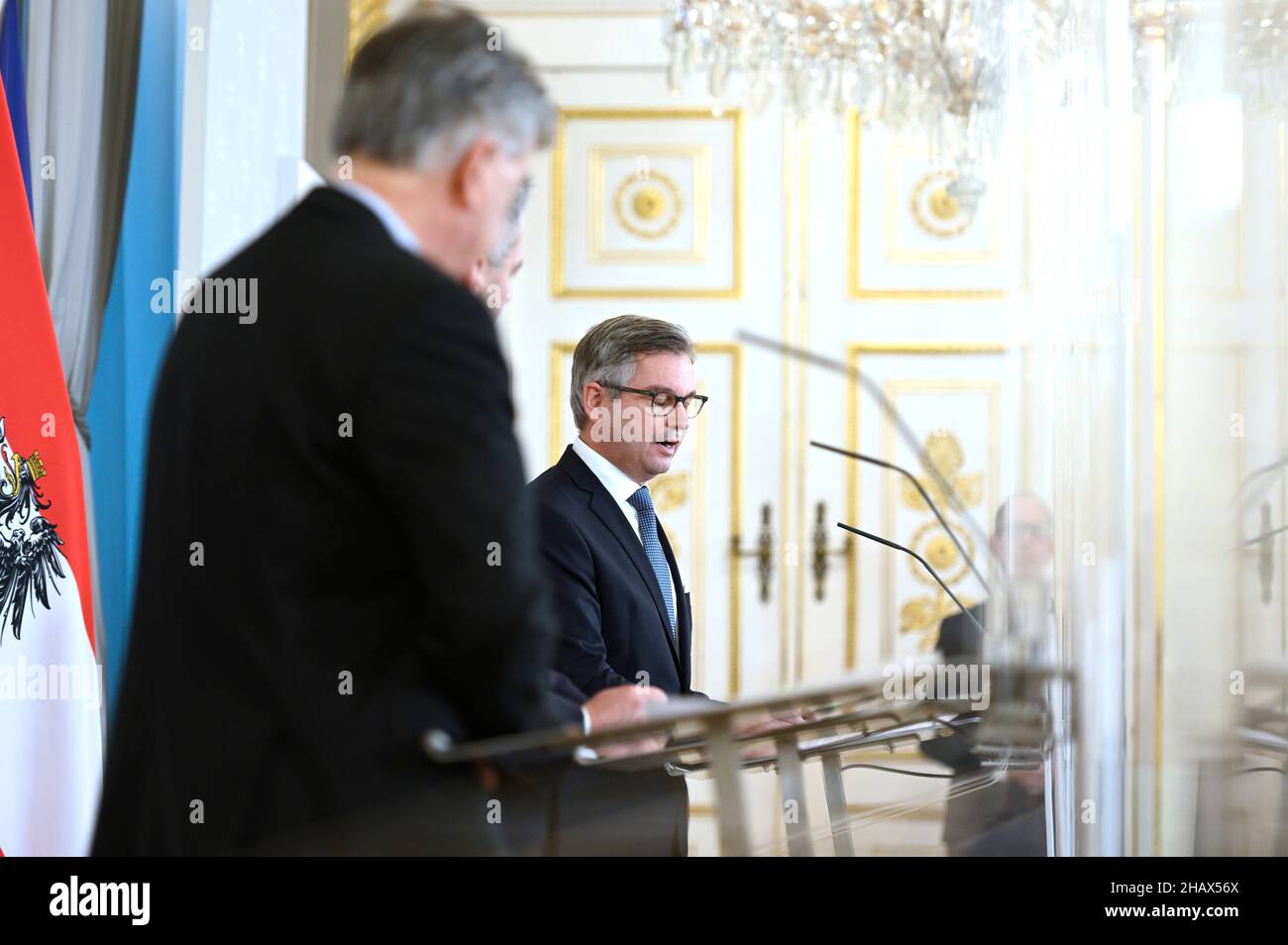 Vienna, Austria. 15th Dic 2021. Consiglio dei Ministri della Cancelleria federale con il Ministro federale delle finanze Dr. Magnus Brunner (R) Foto Stock