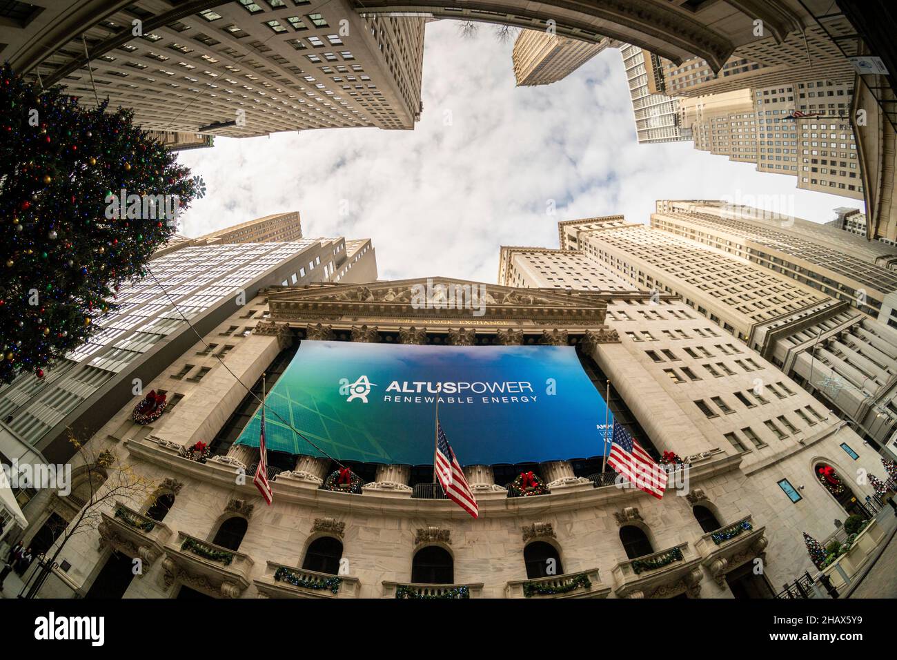 La Borsa di New York è decorata venerdì 10 dicembre 2021 per la quotazione di Altus Power Inc., una società di energia rinnovabile. Altus Power Inc. Un'azienda di elettrificazione pulita, fusa in una SPAC con CBRE Acquisition Holdings, Inc.. (© Richard B. Levine) Foto Stock