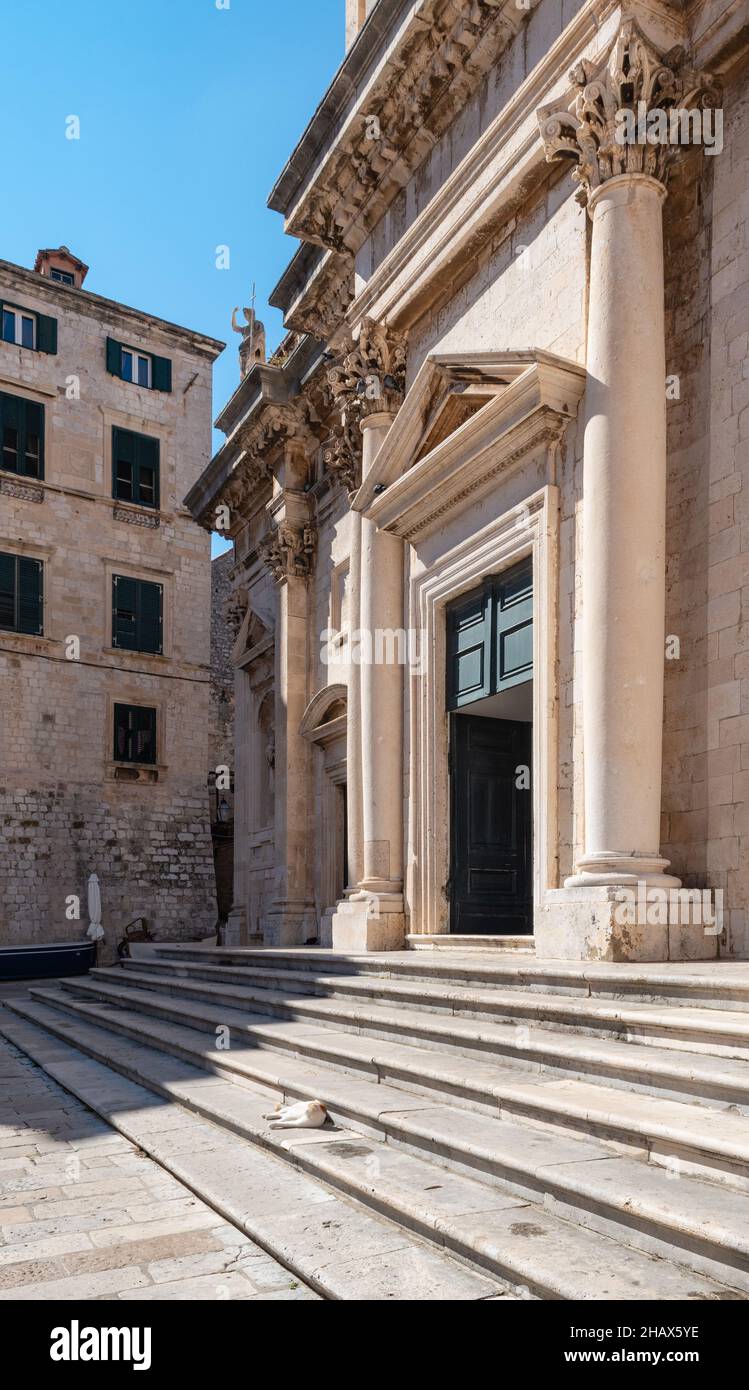 Ingresso della chiesa nella città vecchia di Dubrovnik. Foto Stock