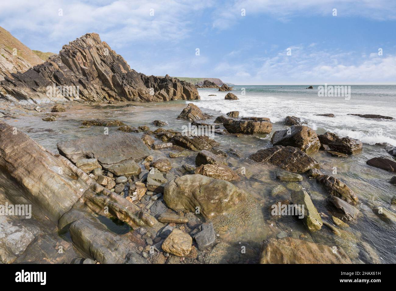Riva rocciosa a Marloes Sands, Pembrokeshire, Galles, Regno Unito Foto Stock