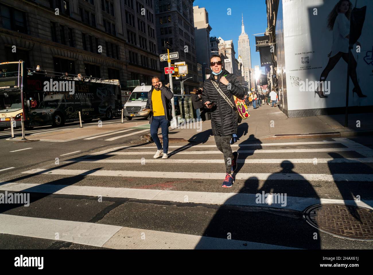 Acquirenti nel distretto di Flatiron a New York lunedì 13 dicembre 2021. (© Richard B. Levine) Foto Stock