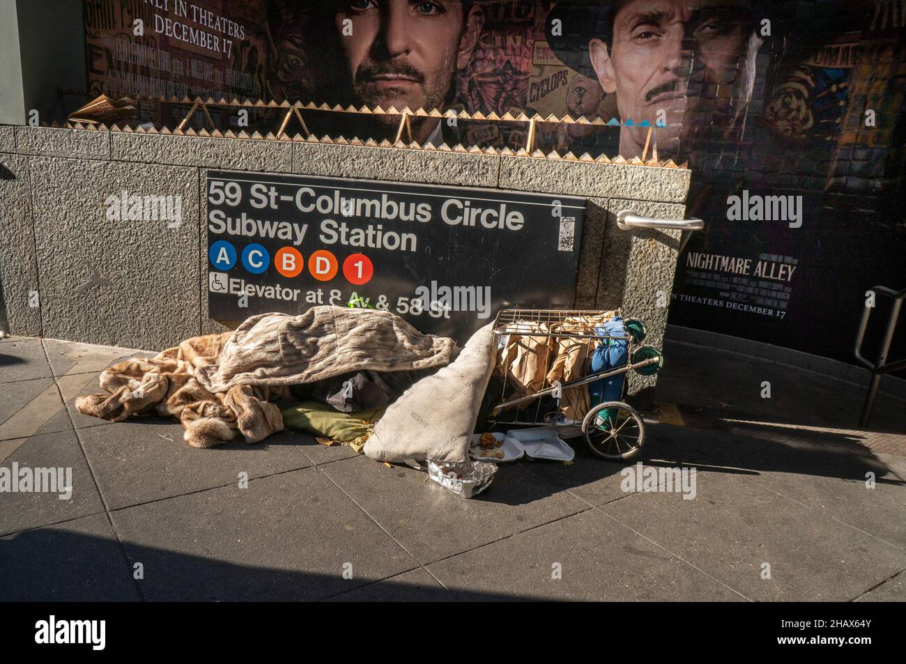 Un uomo senza tetto dorme all'ingresso della stazione della metropolitana 59th Street-Columbus Circle a New York domenica 12 dicembre 2021. (© Richard B. Levine) Foto Stock