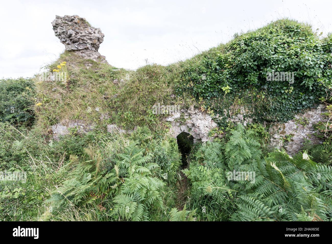 Resti in sovrappeso del castello normanno parzialmente sepolto a Kenfig, Galles, Regno Unito Foto Stock