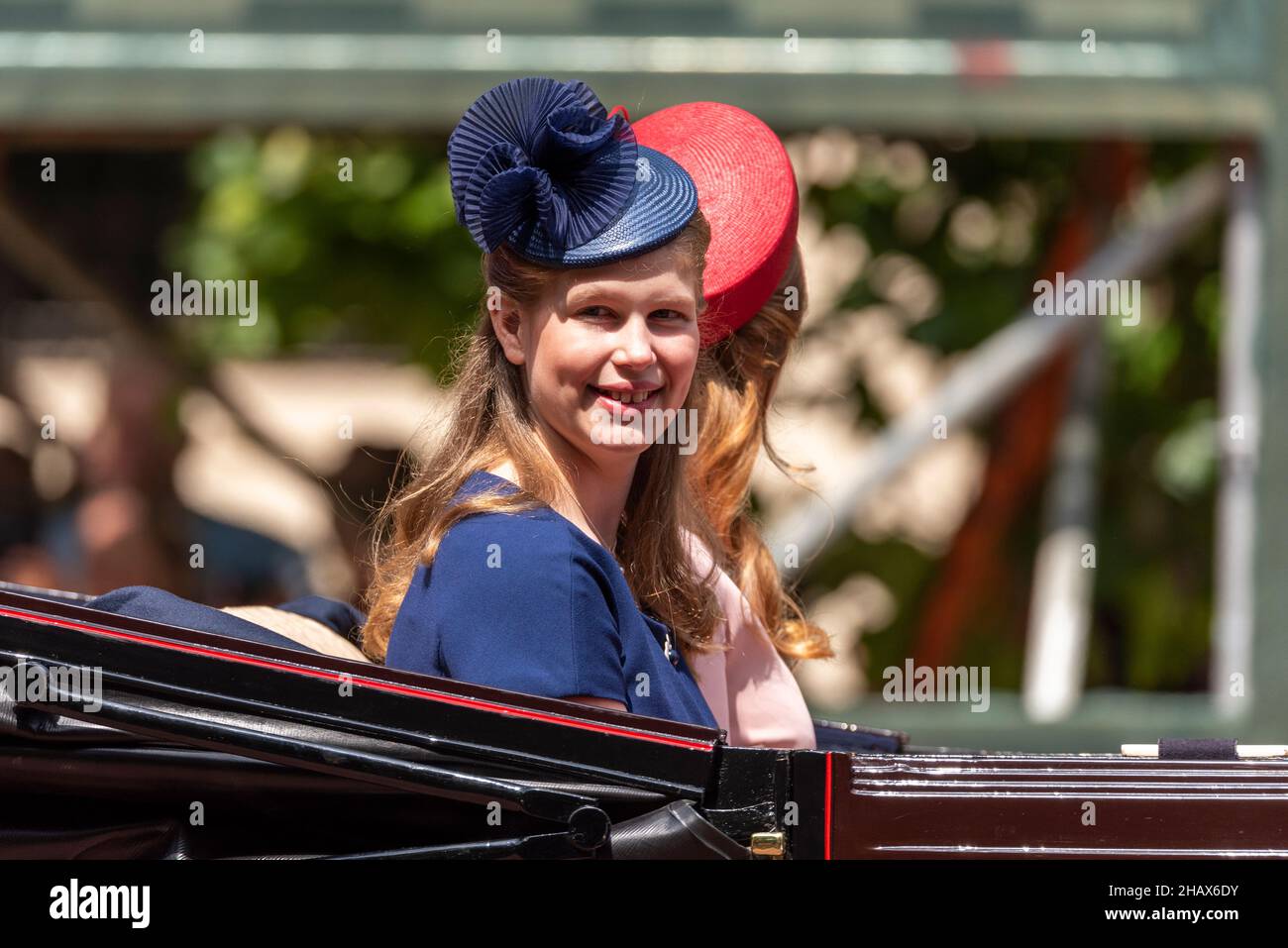 Lady Louise Windsor in carrozza con la Principessa Eugenie durante il Trooping The Color 2018. Figlia di Conte e Contessa di Wessex. Giovane femmina reale Foto Stock