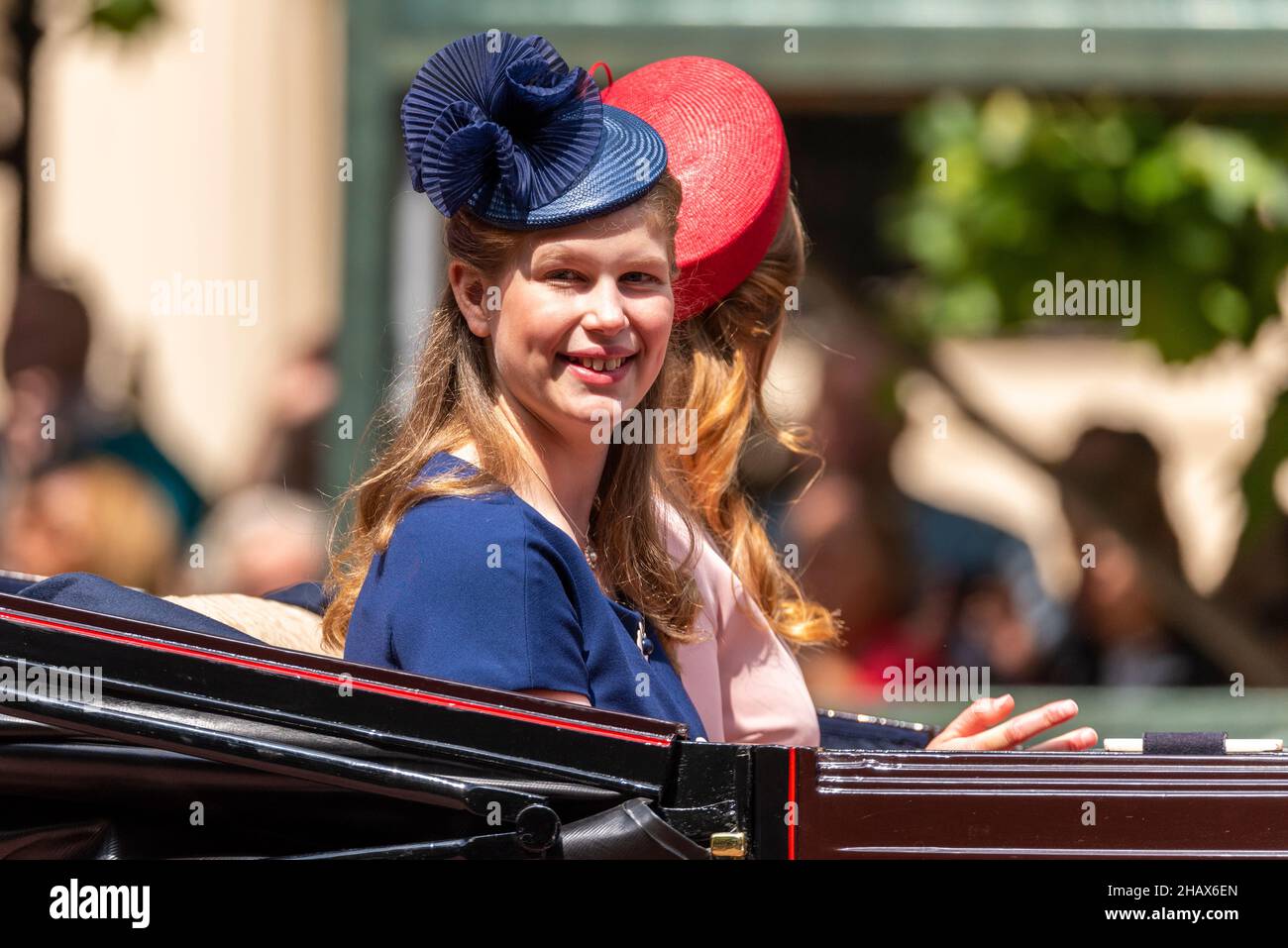 Lady Louise Windsor in carrozza con la Principessa Eugenie durante il Trooping The Color 2018. Figlia di Conte e Contessa di Wessex. Giovane femmina reale Foto Stock