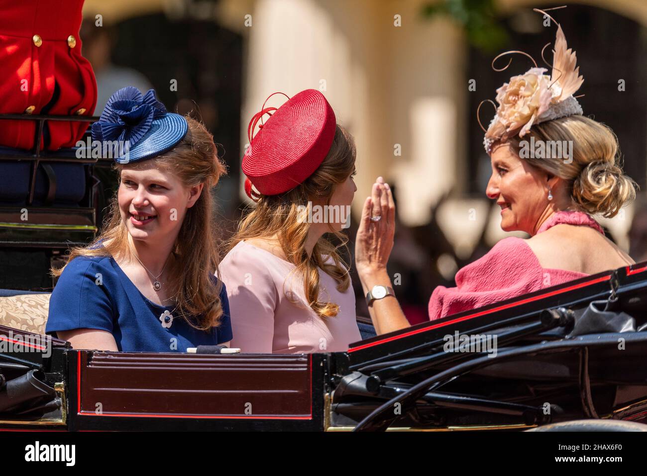 Lady Louise Windsor in una carrozza con la Principessa Eugenie e Sophie, contessa di Wessex durante Trooping the Color 2018. Giovane femmina reale Foto Stock