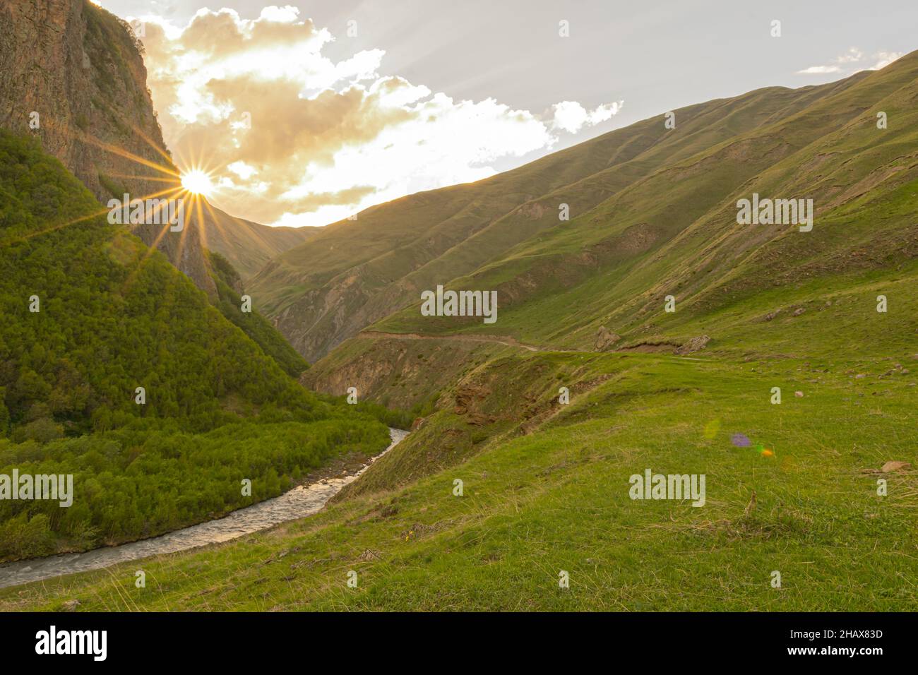Vecchia strada militare per la valle del Truso nel parco nazionale di Kazbegi. Paesaggi verdi e surreali di caucaustus.Scenic strade della Georgia Foto Stock