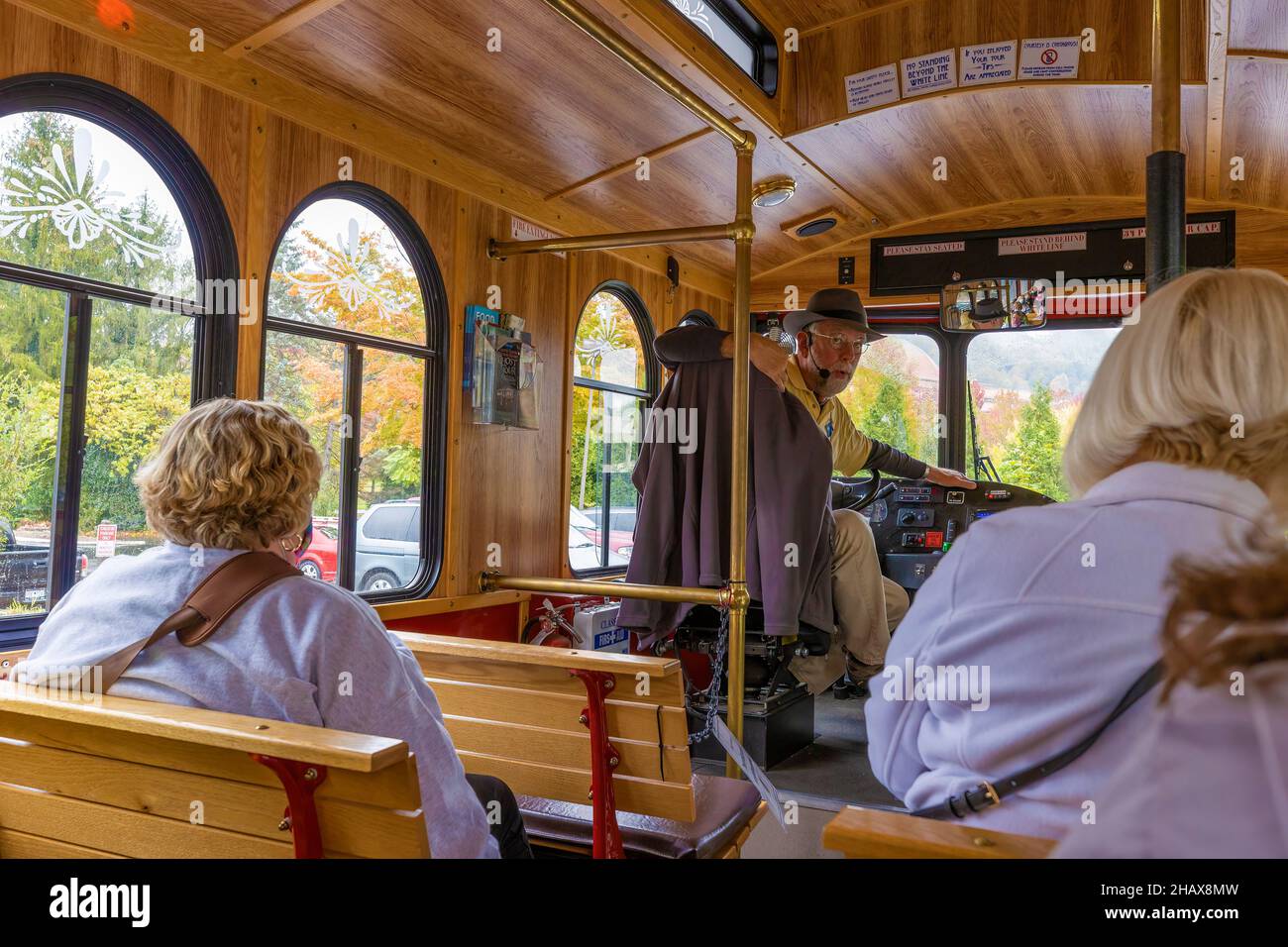 Ashville, Carolina del Nord, USA - 30 ottobre 2021: Giro turistico il tour storico sul tram, mentre l'autista racconta la storia dei punti di interesse. Foto Stock