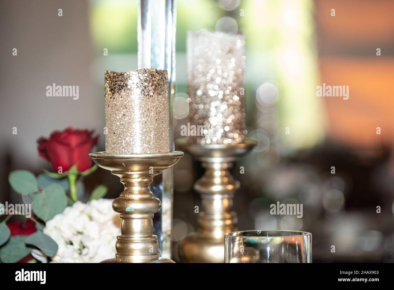Centrotavola in vetro cristallo con candela d'oro Foto Stock