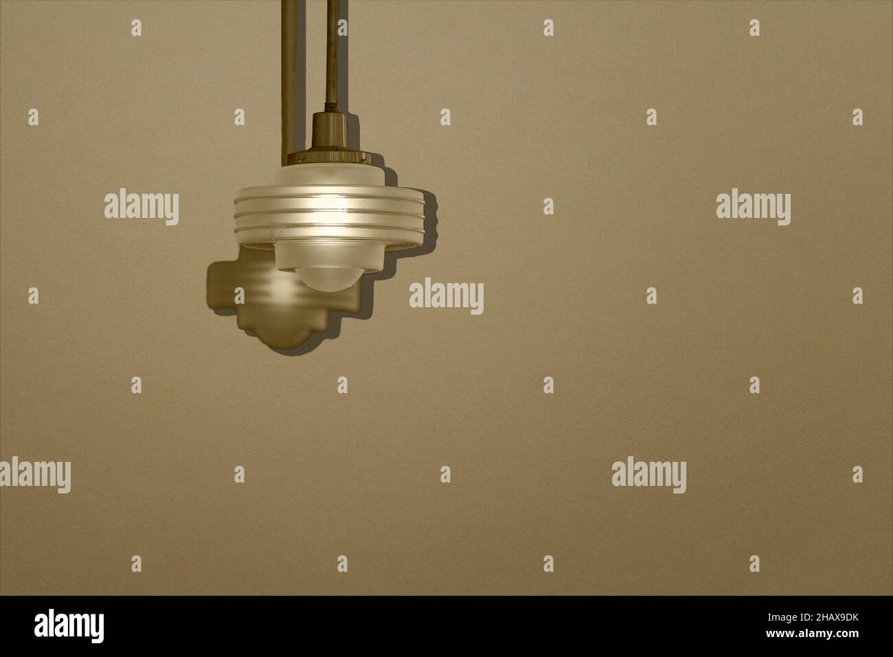 Foto migliorata di un apparecchio di illuminazione da appendere per sfondi con copyspace Foto Stock