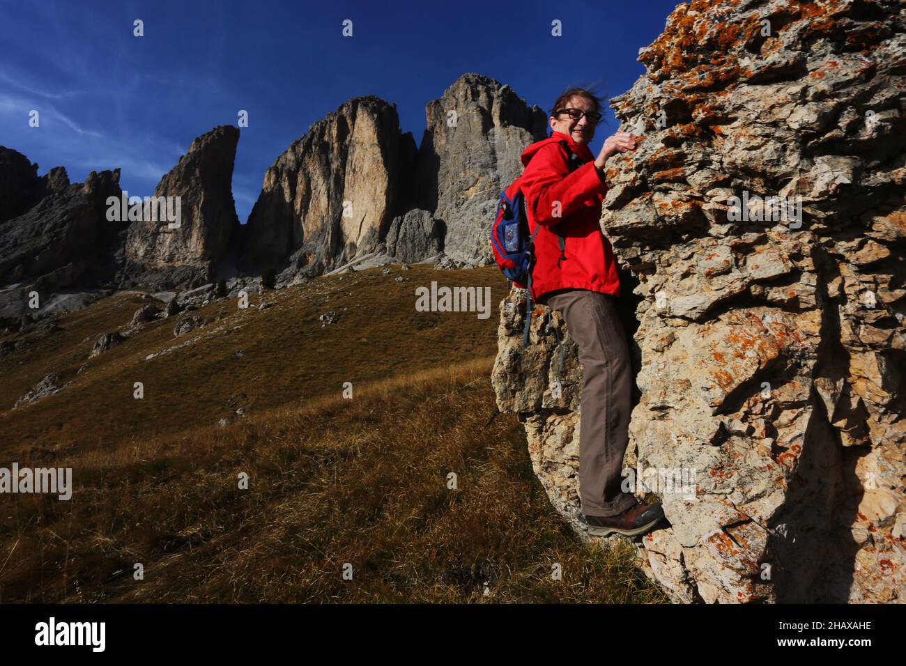 Dolomiten, schöne Frau wandert auf Berge und Felsen am Langkofel, Sasso lungo mit Blick und Aussicht auf die Marmolada, Marmolata in Südtirol Foto Stock