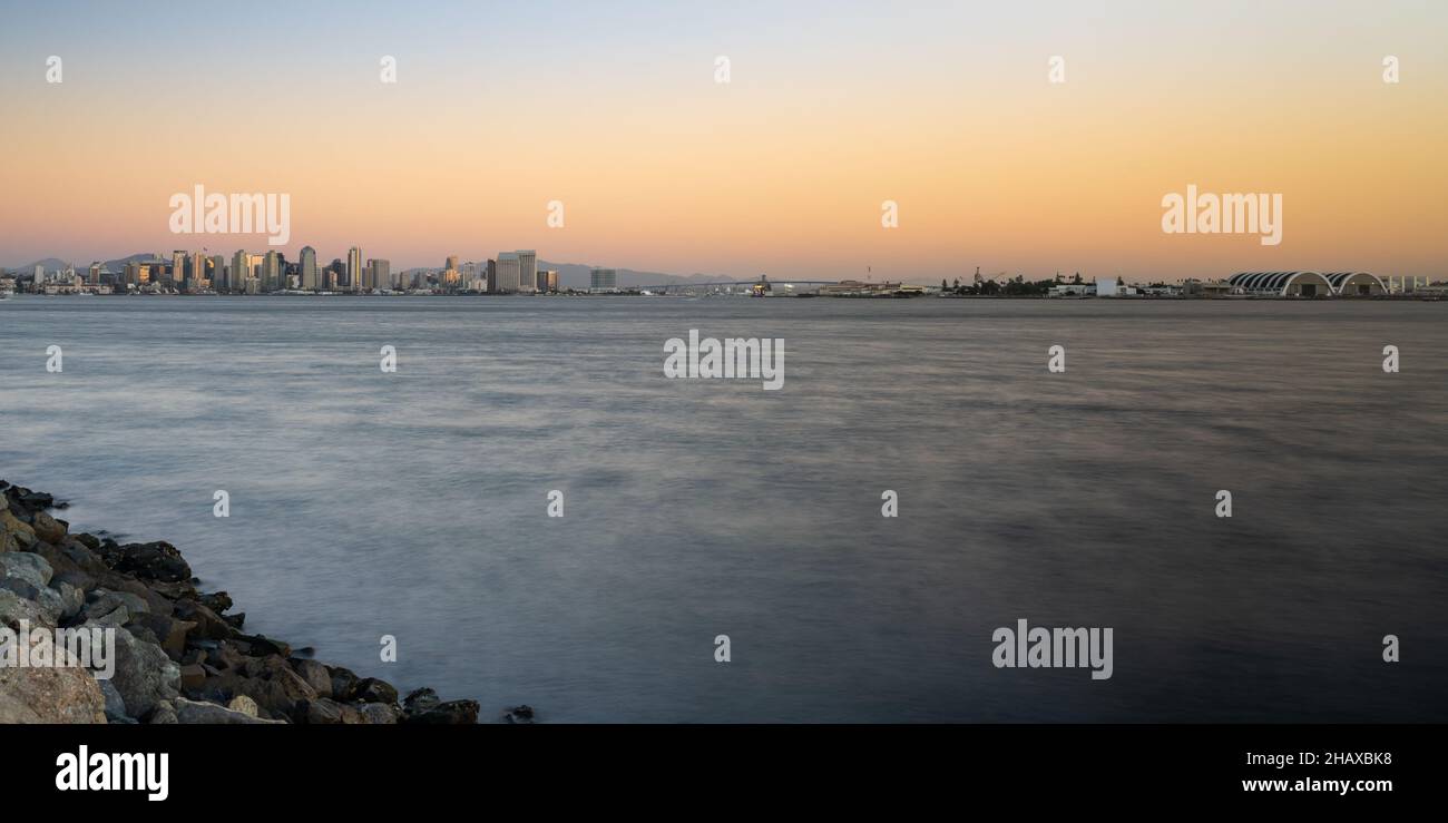 Skyline di San Diego al tramonto, da Harbour Island, San Diego Bay, California. Foto Stock