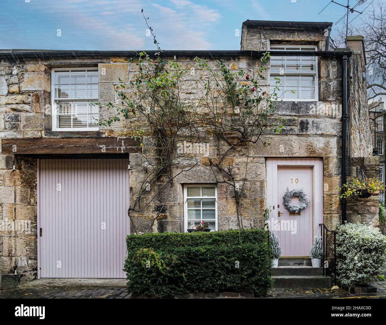 Porta d'ingresso dipinta di rosa con corona di Natale, Circus Lane, Stockbridge, Edimburgo, Scozia, REGNO UNITO Foto Stock