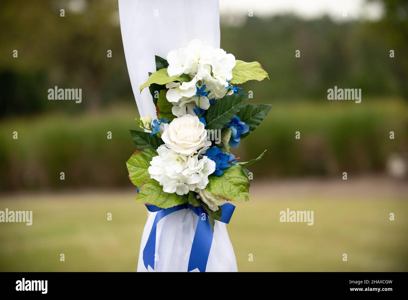 Fiori blu e bianchi con nastri blu e decorazioni per archi da matrimonio Foto Stock