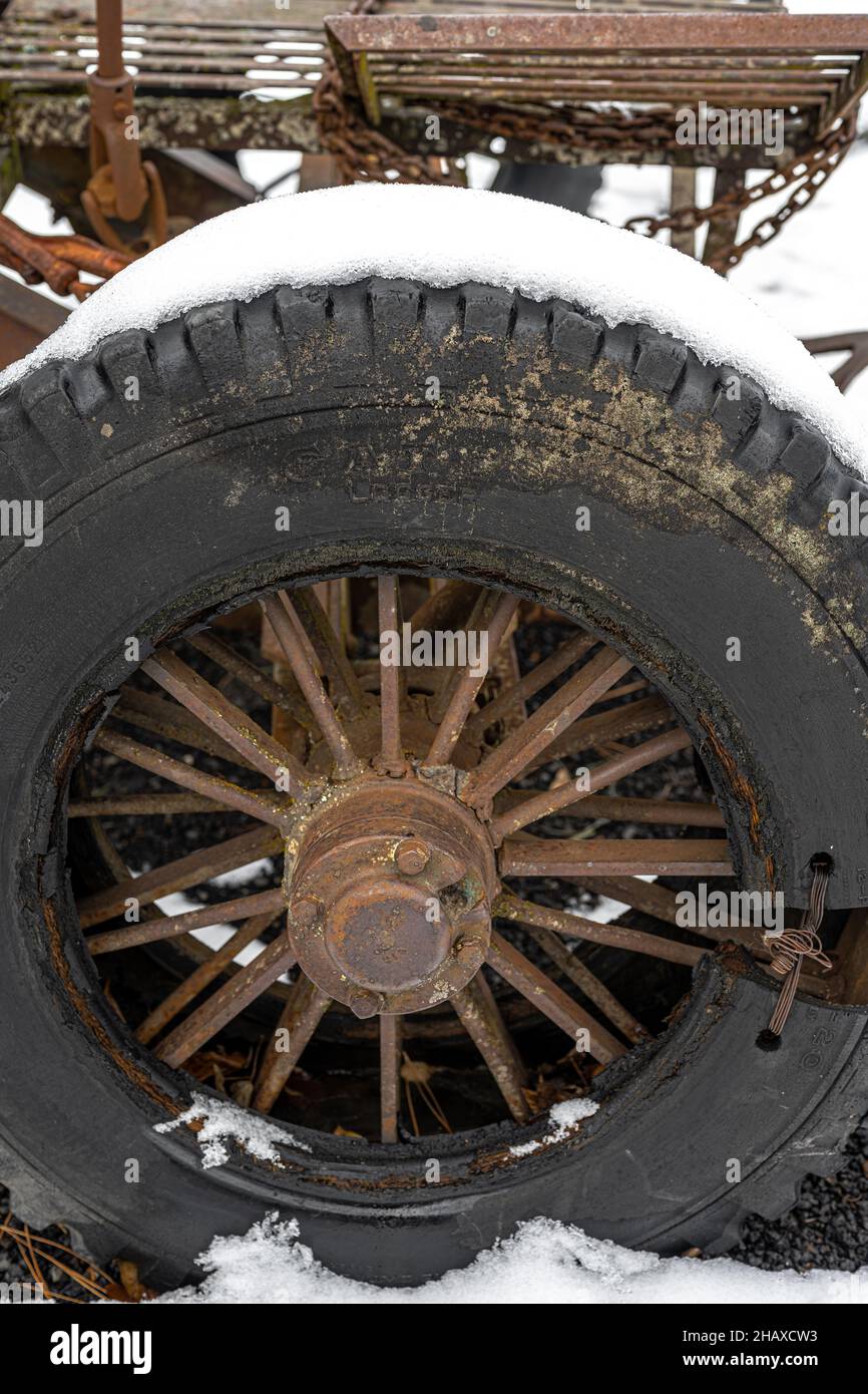 Vecchia ruota rotta di un'antica livellatrice stradale con ruote di inclinazione, WA Foto Stock