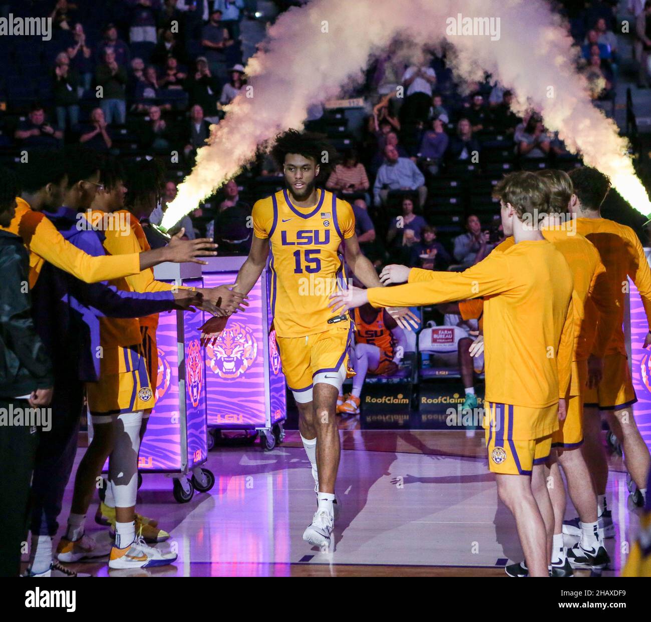 14 dicembre 2021: L'Efton Reid della LSU (15) è introdotto prima dell'azione di pallacanestro della NCAA fra i St. Demoni nordoccidentali e le Tigers della LSU al centro di assemblaggio di Pete Maravich a Baton Rouge, LA. Jonathan Mailhes/CSM Foto Stock