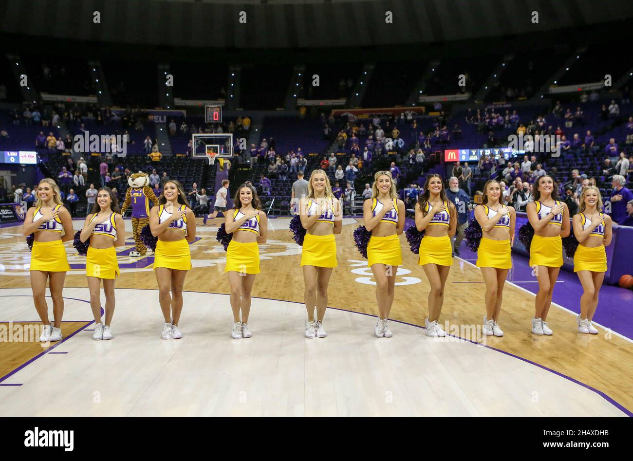 14 dicembre 2021: I cheerleaders della LSU stanno per l'inno nazionale prima dell'azione di pallacanestro della NCAA fra i St. Demoni nordoccidentali e le Tigers della LSU al centro dell'assemblea di Pete Maravich a Baton Rouge, LA. Jonathan Mailhes/CSM Foto Stock