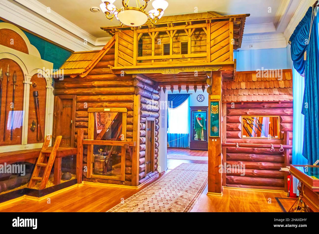 POLTAVA, UCRAINA - 22 AGOSTO 2021: Una delle sale del museo storico della battaglia di Poltava con elementi di alberi di legno di Poltava, il 22 agosto in Foto Stock