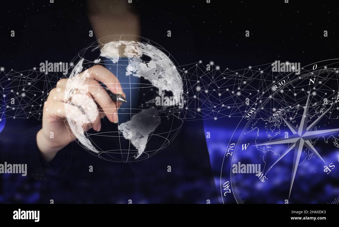 Rete mondiale globale di telecomunicazioni. Penna grafica digitale e disegno digitale ologramma mondo, terra, mappa, globo, bussola segno sulla città d Foto Stock