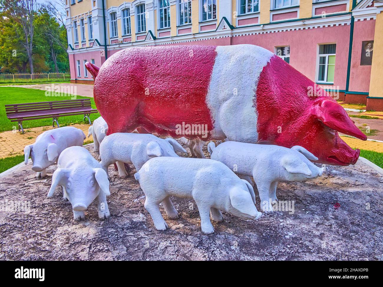 POLTAVA, UCRAINA - 22 AGOSTO 2021: Monumento inusuale a una scrofa e suinetti, presso l'Istituto di riproduttori scientifici di pig-breeding, il 22 agosto a Poltava Foto Stock