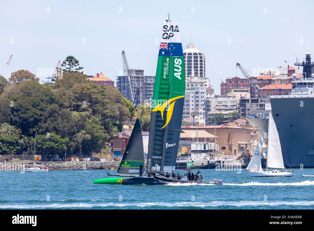 SailGP torna al porto di Sydney il 17th/18th dicembre per il settimo evento della stagione 2, nella foto i campioni della stagione 1 Australia SailGP team aiutati da Foto Stock