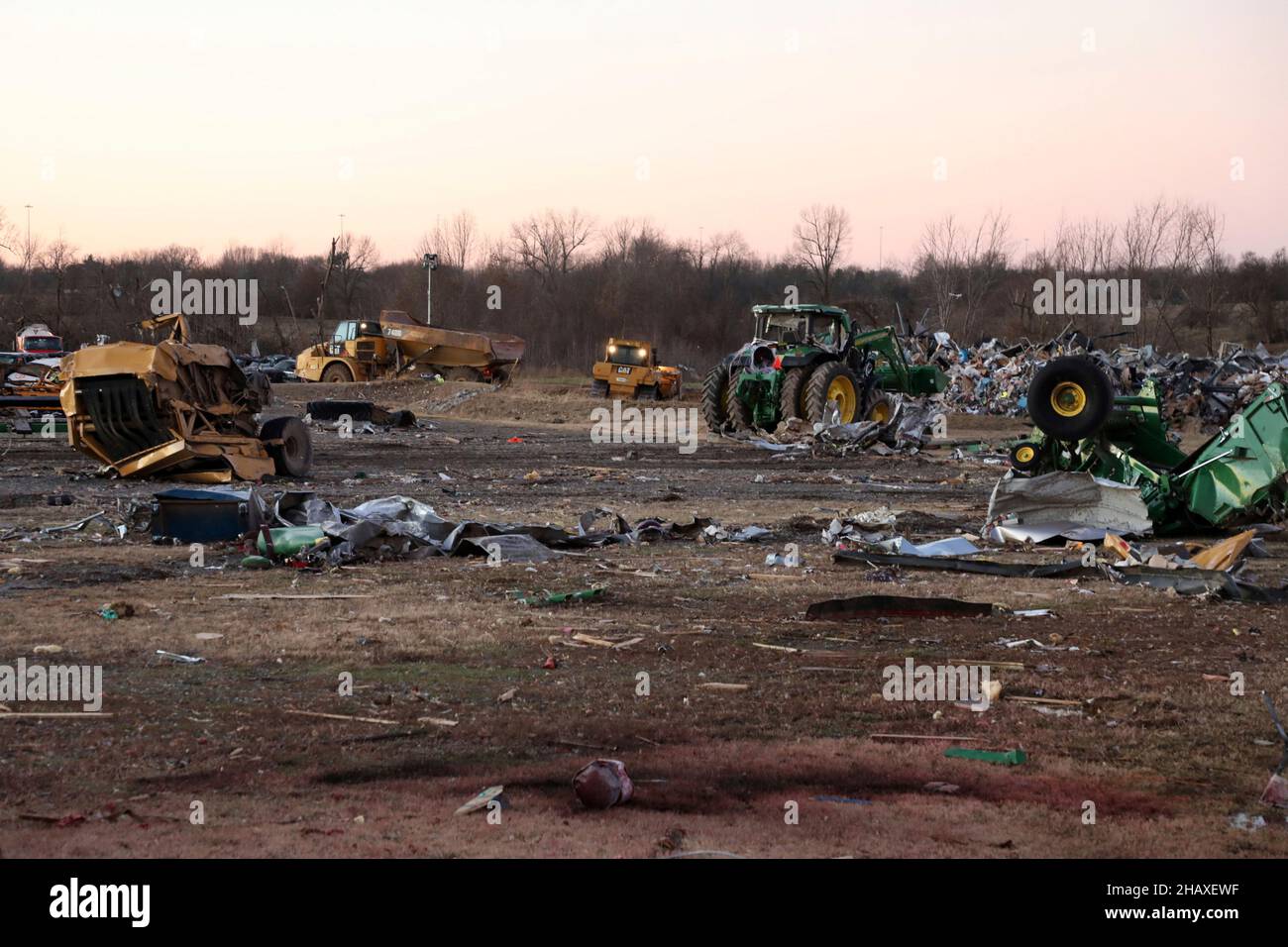 Mayfield, Stati Uniti d'America. 12th Dic 2021. Mayfield, Stati Uniti d'America. 12 dicembre 2021. I macchinari agricoli sono dispersi e distrutti dopo i devastanti tornado che hanno attraversato quattro stati distruggendo edifici e uccidendo decine di dicembre 12, 2021 a Mayfield, Kentucky. Credit: S1c Benjamin Crane/U.S. Army/Alamy Live News Foto Stock