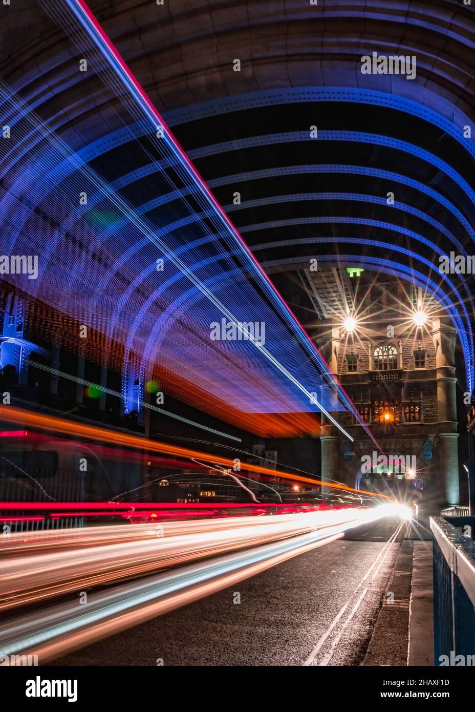 Foto verticale di sentieri colorati di luce dalle auto sulla strada di notte Foto Stock