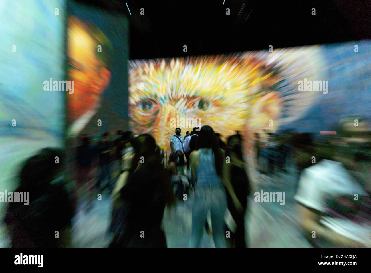 Santiago, Metropolitana, Cile. 15th Dic 2021. La gente cammina attraverso la mostra oltre Van Gogh: L'esperienza immersiva, a Santiago, Cile. (Credit Image: © Matias Basualdo/ZUMA Press Wire) Foto Stock