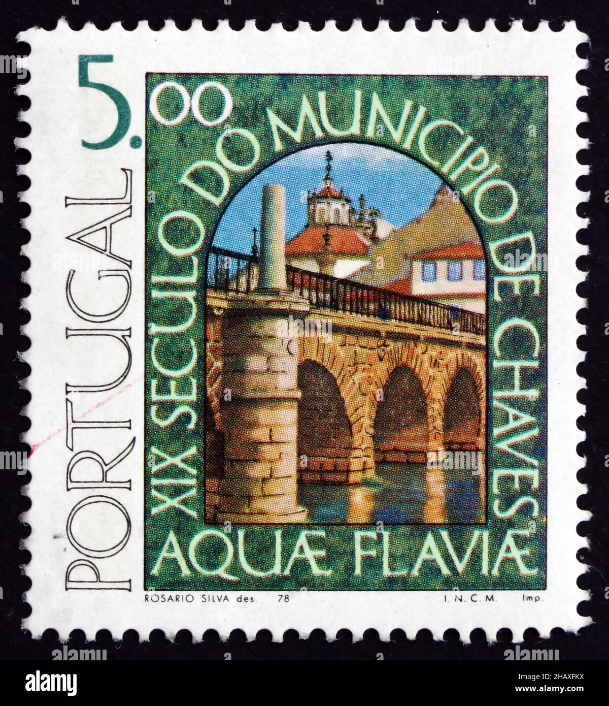 PORTOGALLO - CIRCA 1978: Un francobollo stampato in Portogallo mostra il Ponte di Traiano, 1900th anniversario di Chaves, Aquae Flaviae, circa 1978 Foto Stock