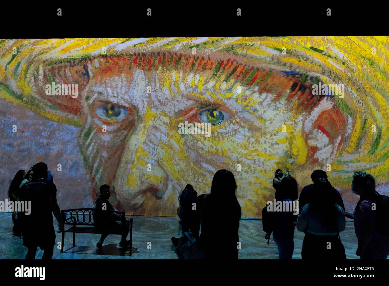 Santiago, Metropolitana, Cile. 15th Dic 2021. La gente cammina attraverso la mostra oltre Van Gogh: L'esperienza immersiva, a Santiago, Cile. (Credit Image: © Matias Basualdo/ZUMA Press Wire) Foto Stock