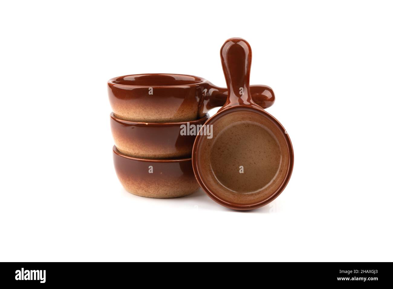Set di cocotte resistenti al calore in ceramica su sfondo bianco. Spazio di copia. Foto Stock