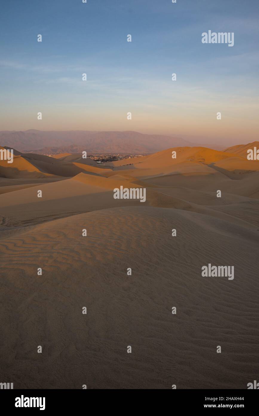 Tramonto dietro le dune di sabbia in huacachina perù dopo i turisti sabbia bordo e rode buggy scattare foto per i social media. Foto Stock