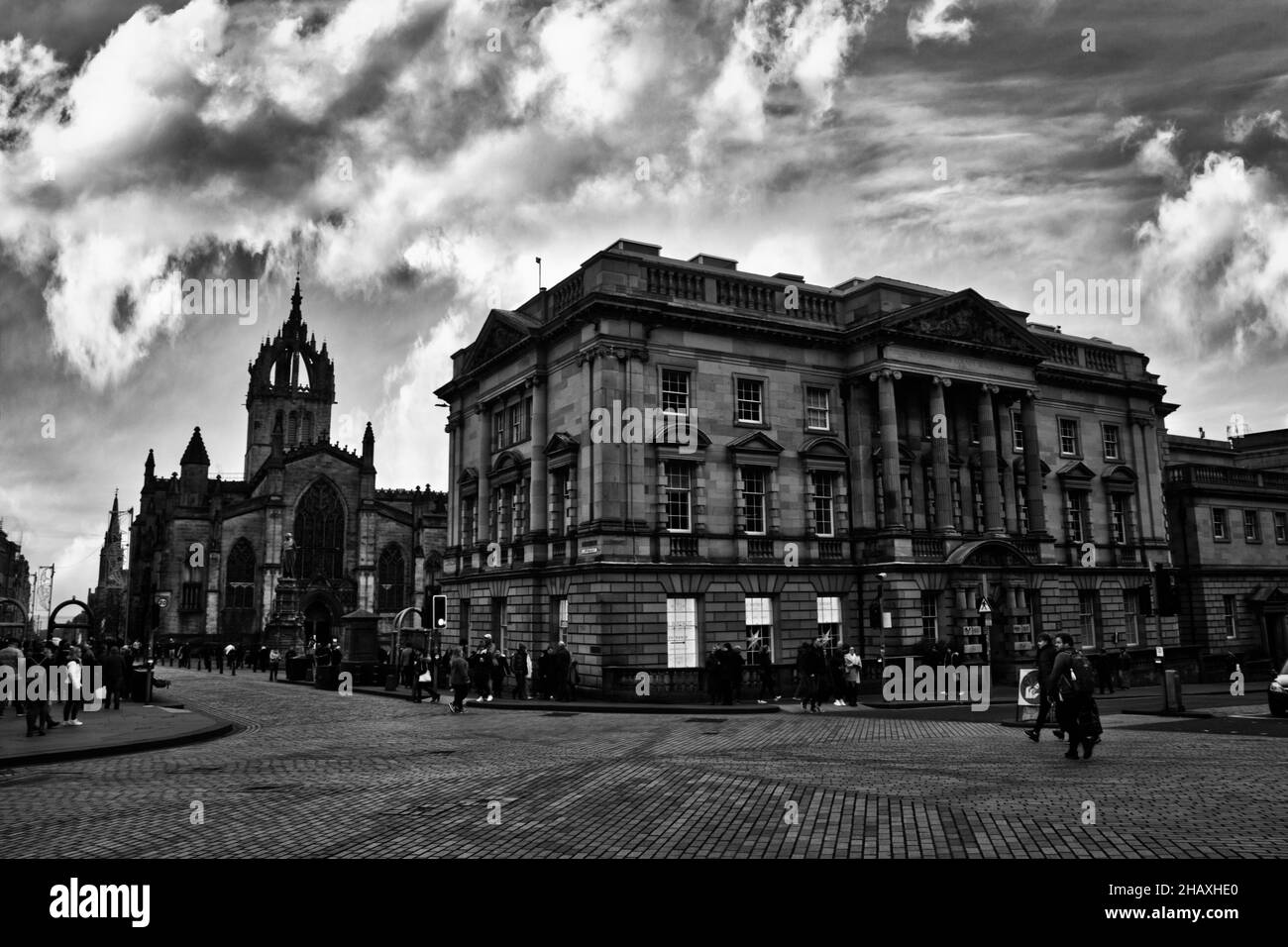 Una vista dal Royal Mile di Edimburgo, nomina il Royal Mile mentre corre dal palazzo al castello Foto Stock Una vista dal Royal Mile di Edimburgo, nomina il Royal Mile mentre corre dal palazzo al castello Foto Stock