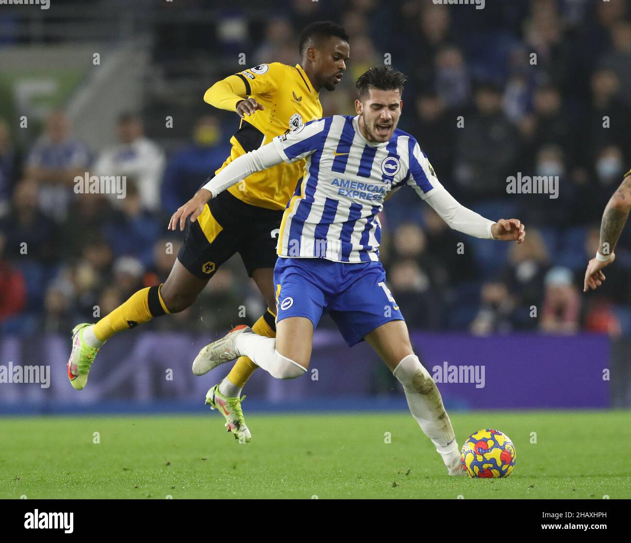 Brighton and Hove, Inghilterra, 15th dicembre 2021. Jake Moder di Brighton affrontato da Nelson Semedo di Wolverhampton Wanderers durante la partita della Premier League allo stadio AMEX, Brighton e Hove. Il credito d'immagine dovrebbe leggere: Paul Terry / Sportimage Foto Stock