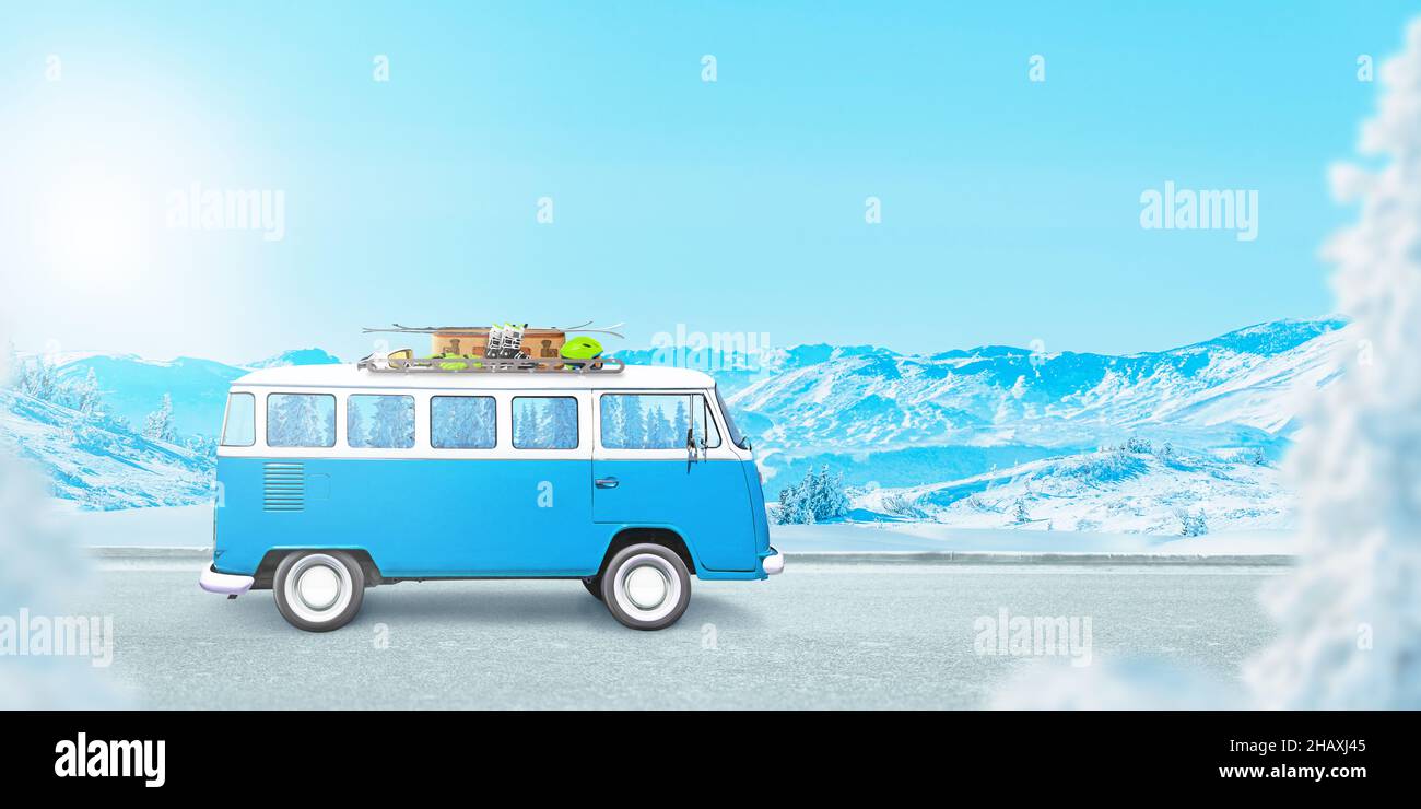 Concetto di viaggio invernale con vecchio furgone caricato con attrezzatura da sci. Montagna con neve sullo sfondo Foto Stock