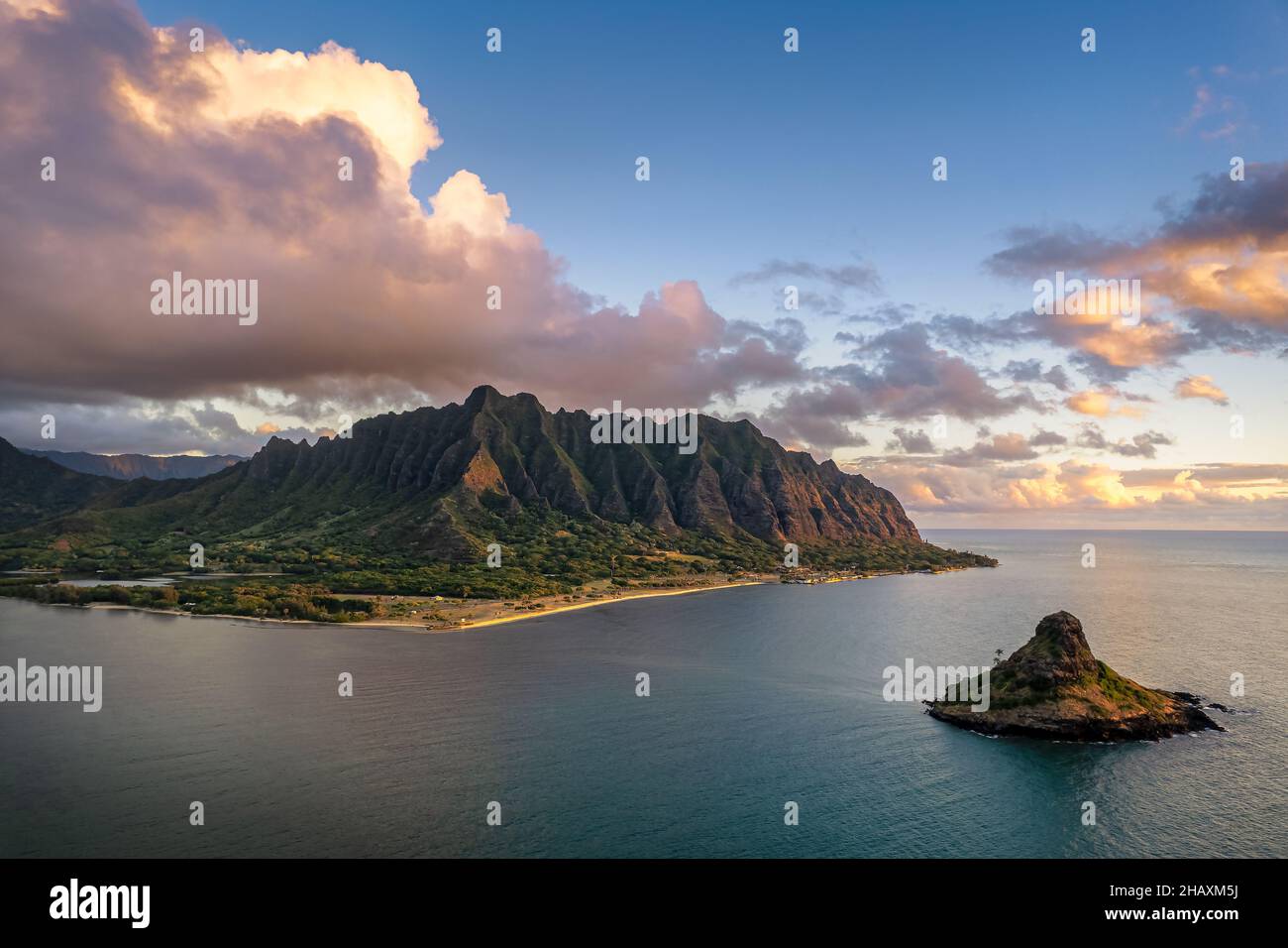Veduta aerea dell'Isola di Mokoli'i (precedentemente conosciuta come l'ormai datato 'cappello di Chinaman'), Kualoa Ranch e paesaggio di montagna costiera, Oahu, Hawaii, USA Foto Stock
