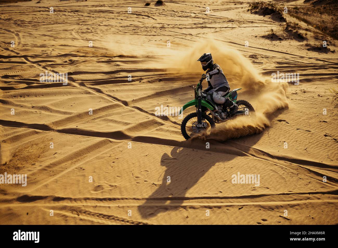 Motorcross a cavallo sulla sabbia nella duna del deserto Foto Stock